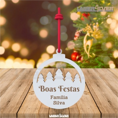 Enfeite de Natal redondo em madeira branca com recortes de árvores e texto Boas Festas Família Silva