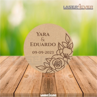 Etiqueta redonda personalizada com nomes e data, decorada com flores, em papel kraft