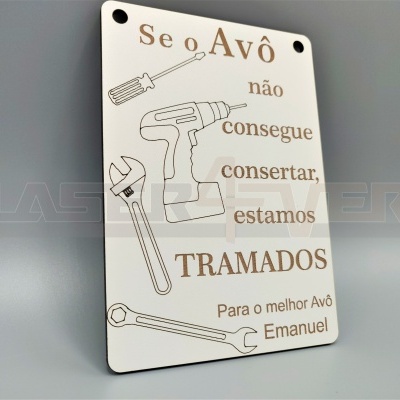 Placa decorativa branca com texto e desenhos de ferramentas em castanho