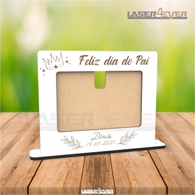 Moldura de madeira branca para dia do pai com texto e data gravados