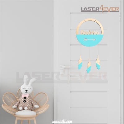 Porta branca com pendente decorativo redondo azul e bege com nome Rodrigo e cadeira com brinquedo coelho