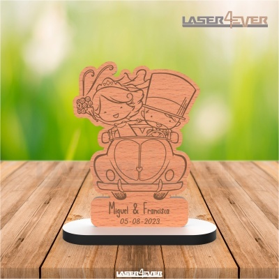 Estatueta em madeira gravada com casal num carro, nomes e data, base branca e preta