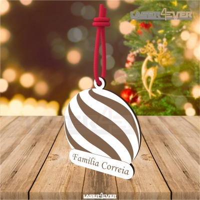 Ornamento de Natal com riscas e texto Família Correia pendurado numa corda vermelha