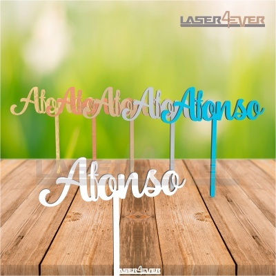 Toppers para bolos com o nome 'Afonso' em várias cores sobre mesa de madeira