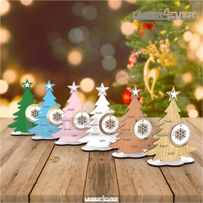 Enfeites de árvore de Natal em madeira colorida com nomes e floco de neve pendurado