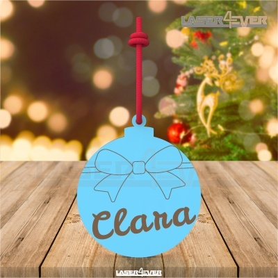 Ornamento de Natal azul com nome Elana e laço, pendurado com cordão vermelho em fundo de Natal