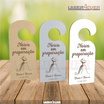 Placas de porta com design de vestido e texto 'Noiva em preparação' em três cores diferentes