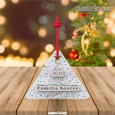 Ornamento de Natal triangular branco com texto gravado e cordão vermelho