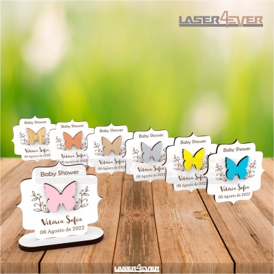 Marcadores de mesa para baby shower com borboletas coloridas e texto personalizado na madeira.