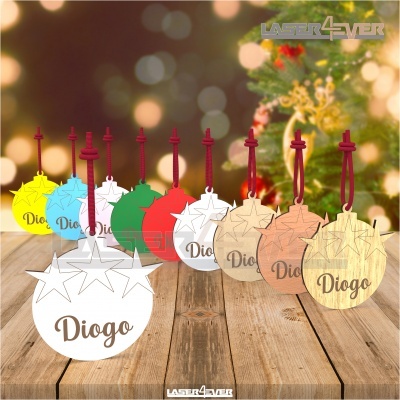 Ornamentos de Natal de madeira personalizados com o nome Diogo pendurados em cordões vermelhos