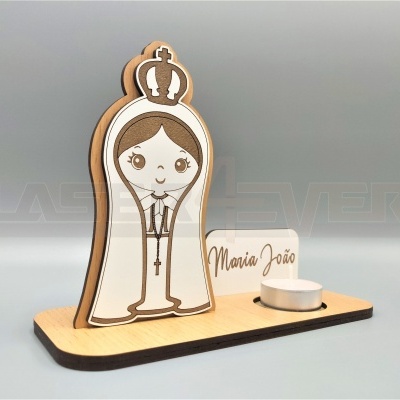 Produto decorativo de madeira Nossa Senhora de Fátima com cartão nome e suporte para vela em fundo cinza