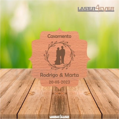 Placa de madeira personalizada para casamento com nomes e data gravados