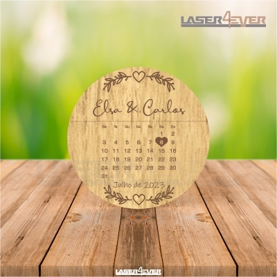 Calendário redondo de madeira com texto Elisa & Carlos e detalhes de folhas e corações.