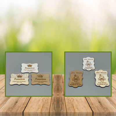 Etiquetas de madeira com textos gravados, nomes e datas, sobre madeira clara