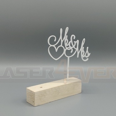 Decoração em madeira com texto 'Mr & Mrs'