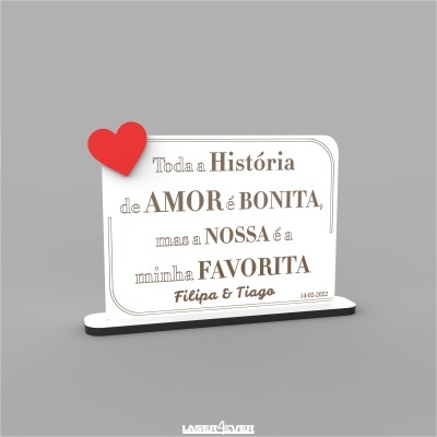 Placa decorativa branca e preta com texto personalizado e corações vermelhos