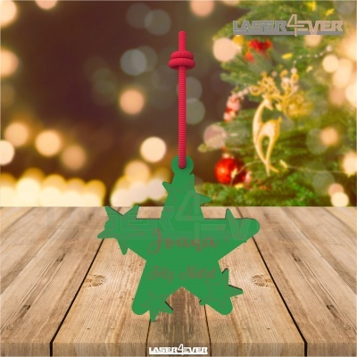 Enfeite de Natal estrela verde com texto e cordão vermelho sobre madeira