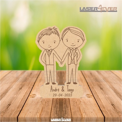 Figura de madeira com dois homens de fato e gravata, nomes e data gravados.