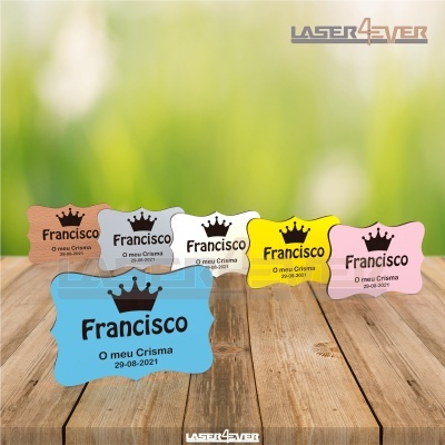 Placas identificadoras coloridas em madeira com gravação a laser do nome Francisco e detalhes