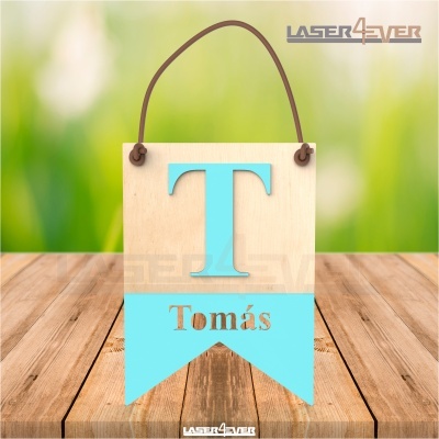 Placa de madeira com a letra T azul e o nome Tomás em fundo azul pendurada por corda