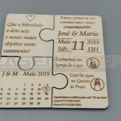 Convite de casamento em madeira com texto gravado, formato puzzle de quatro peças.
