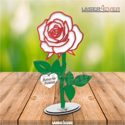 Peça decorativa em forma de rosa branca com contornos vermelhos e texto Amo-te Joana