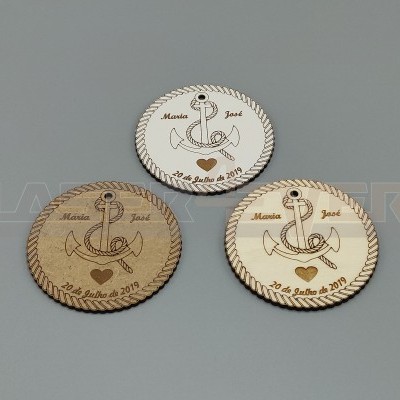 Três medalhões redondos de madeira com âncora gravada e texto personalizado