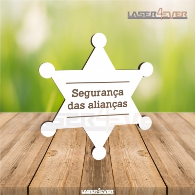 Placa decorativa de estrela de xerife branca com texto sobre madeira