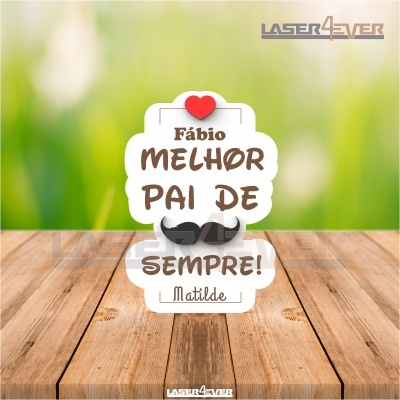 Placa decorativa MDF branca com texto 'Fábio MELHOR PAI DE SEMPRE! Matilde', coração vermelho e bigode preto, sobre madeira clara