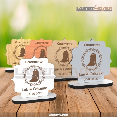 Suportes decorativos para casamento com gravura de casal e texto Luís & Catarina 10-06-2023