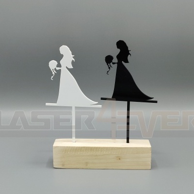 Topo de bolo acrílico branco e preto com silhueta de mulher segurando ramo em base de madeira