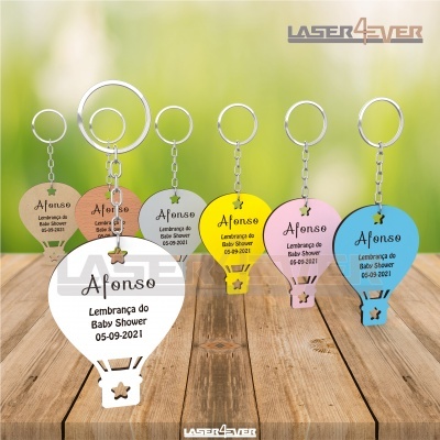 Chaveiros coloridos em forma de balão com texto comemorativo de baby shower em madeira