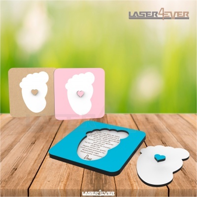 Cartões com moldes de pezinhos de bebé em madeira, corações recortados, bases coloridas, sobre mesa de madeira