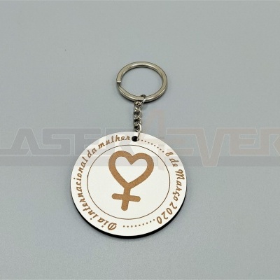 Chaveiro redondo com símbolo feminino e texto comemorativo em cor dourada