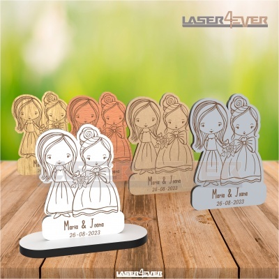 Recordatórios de acrílico e madeira com desenho de noivas e texto gravado