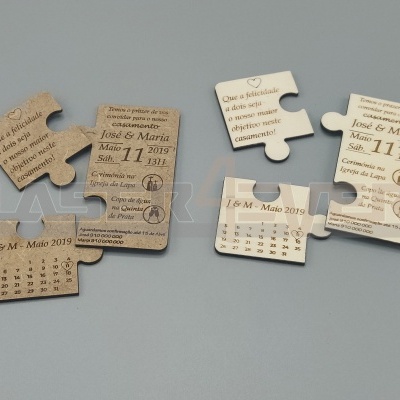 Peças de puzzle de madeira com texto e calendários gravados