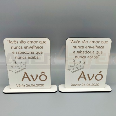 Dois quadros decorativos brancos com texto sobre avós e coroa desenhada.