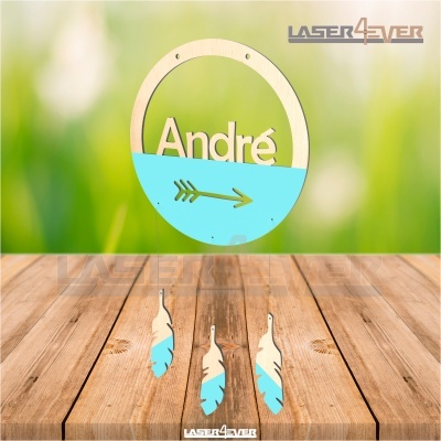 Decoração em madeira com nome André e penas azuis penduradas