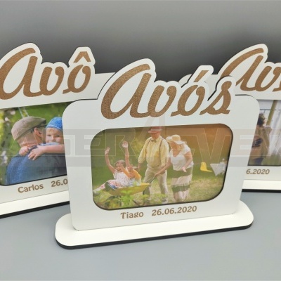 Três molduras de fotos brancas com a palavra Avô e datas personalizadas