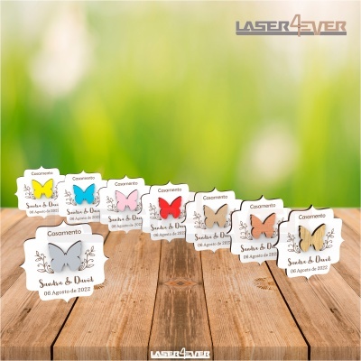 Lembranças de casamento em madeira com borboletas coloridas