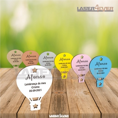 Miniaturas de balões coloridos em madeira com texto comemorativo