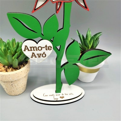 Suporte decorativo em forma de flor com mensagem 'Amo-te Avó' e plantas em vasos