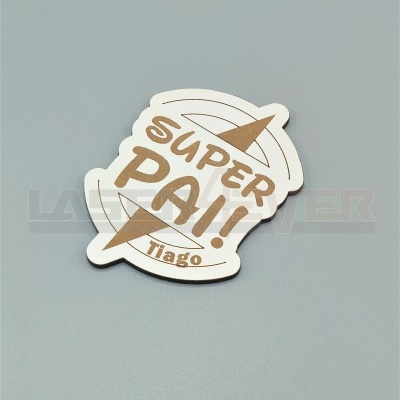 Pêndulo decorativo branco e castanho com texto 'SUPER PAI!' e 'Tiago'