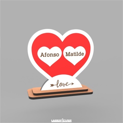 Decoração de madeira com corações vermelhos e nomes Afonso e Matilde.