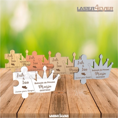 Peças de puzzle em madeira com gravações para batizado