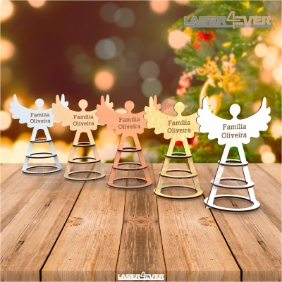 Cinco suportes metálicos em forma de anjos com texto Família Oliveira