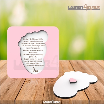 Convite em papel cor-de-rosa em formato nuvem com texto impresso em português