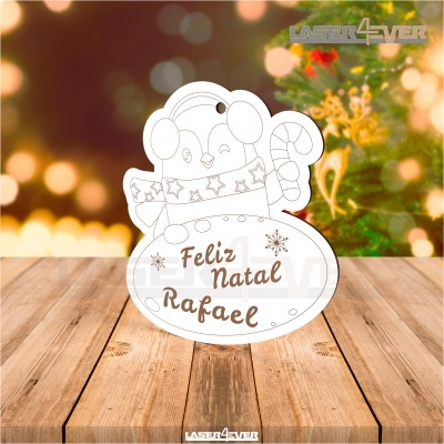 Ornamento natalício em madeira com pinguim e texto Feliz Natal Rafael