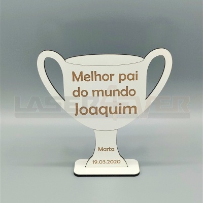Troféu em forma de taça branco com gravações personalizadas para o melhor pai