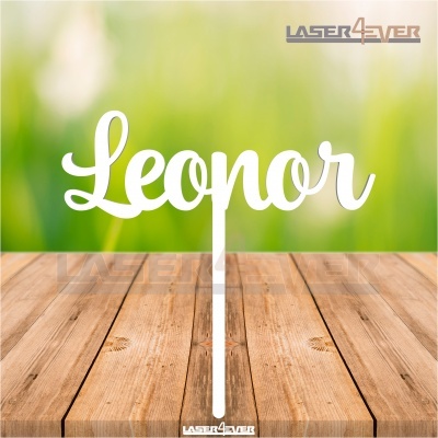 Decoração de madeira branca com o nome Leonor sobre mesa de madeira em fundo desfocado verde